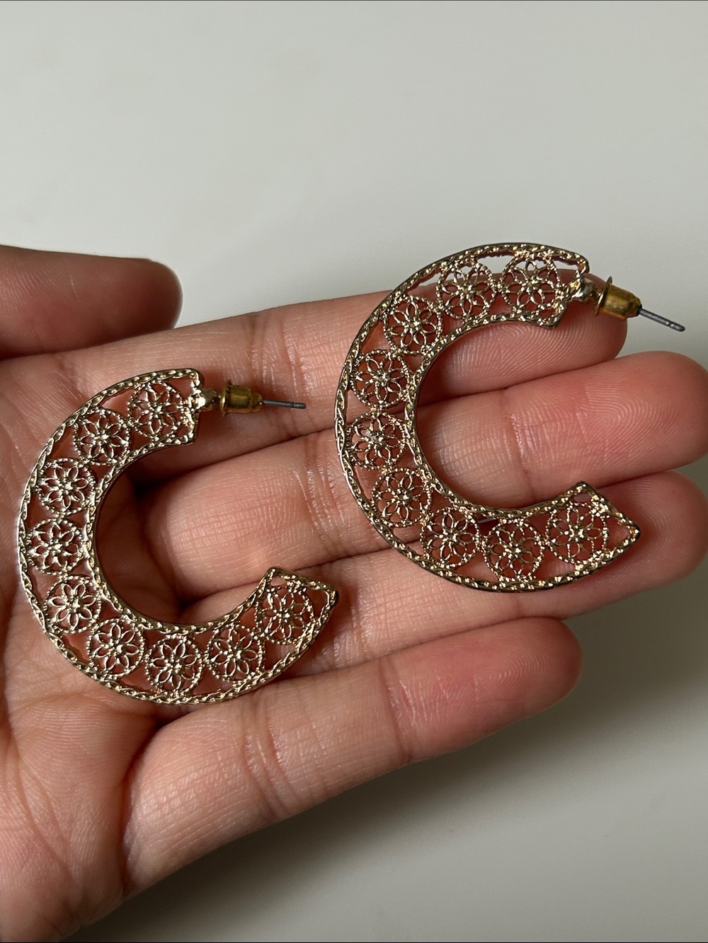 Gold-Tone Filigree Hoop Earrings Floral Boho Chic Festival Statement Vintage GUC